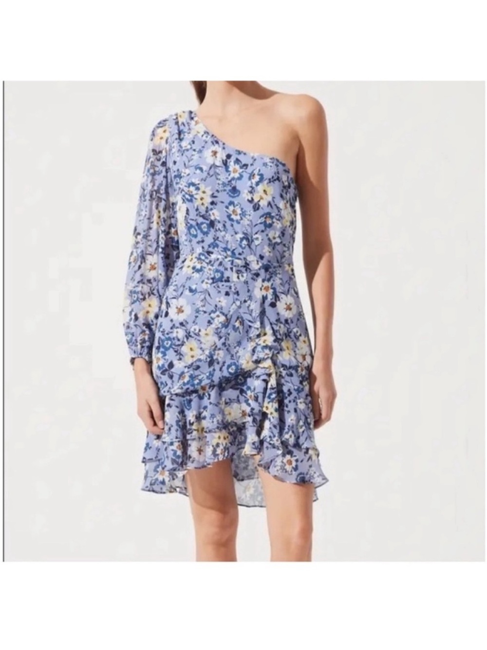 Astr One-Shoulder Light Blue Floral Ruffle Dress size XS.
Summer vibes.